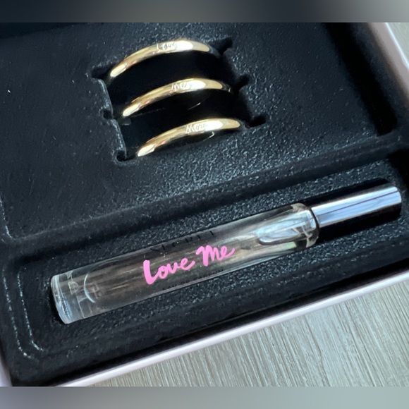 Victoria’s Secret | ‘Love Me’ Bracelet Gift Set - Picture 2 of 7